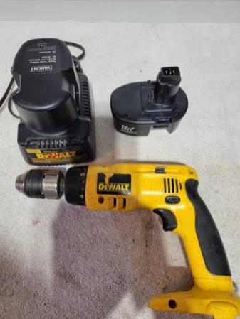 Dewalt 14.4 drill with charger and 2 btrys.jpg
