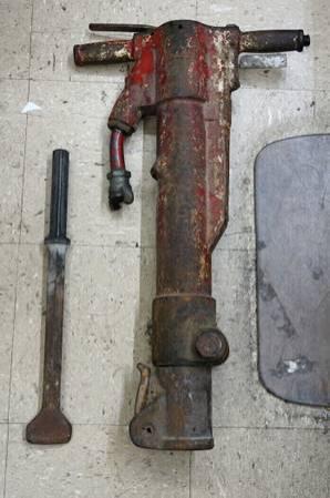 AIR JACKHAMMER 90 POUNDS APPROXIMATELY WITH 1 BIT PRE OWNED.jpg
